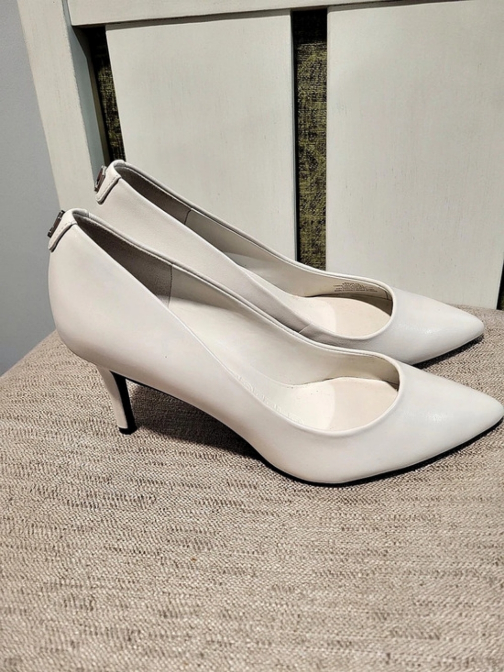 Karl Lagerfeld Paris Royale Pointed Toe Heels in White US 8 Excellent Condition